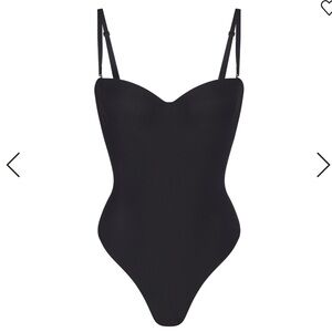 SKIMS BODY
UNDERWIRE THONG BODYSUIT